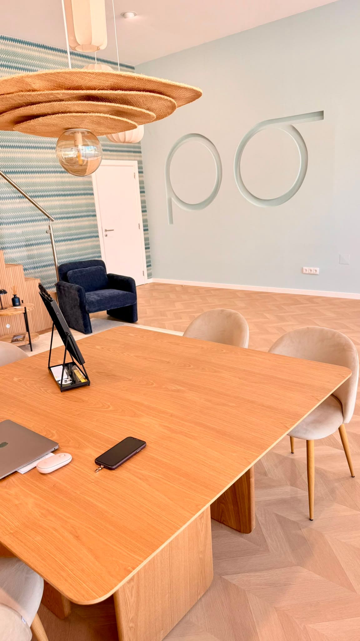 Mesa de atendimento com cadeiras, junto ao símbolo na parede