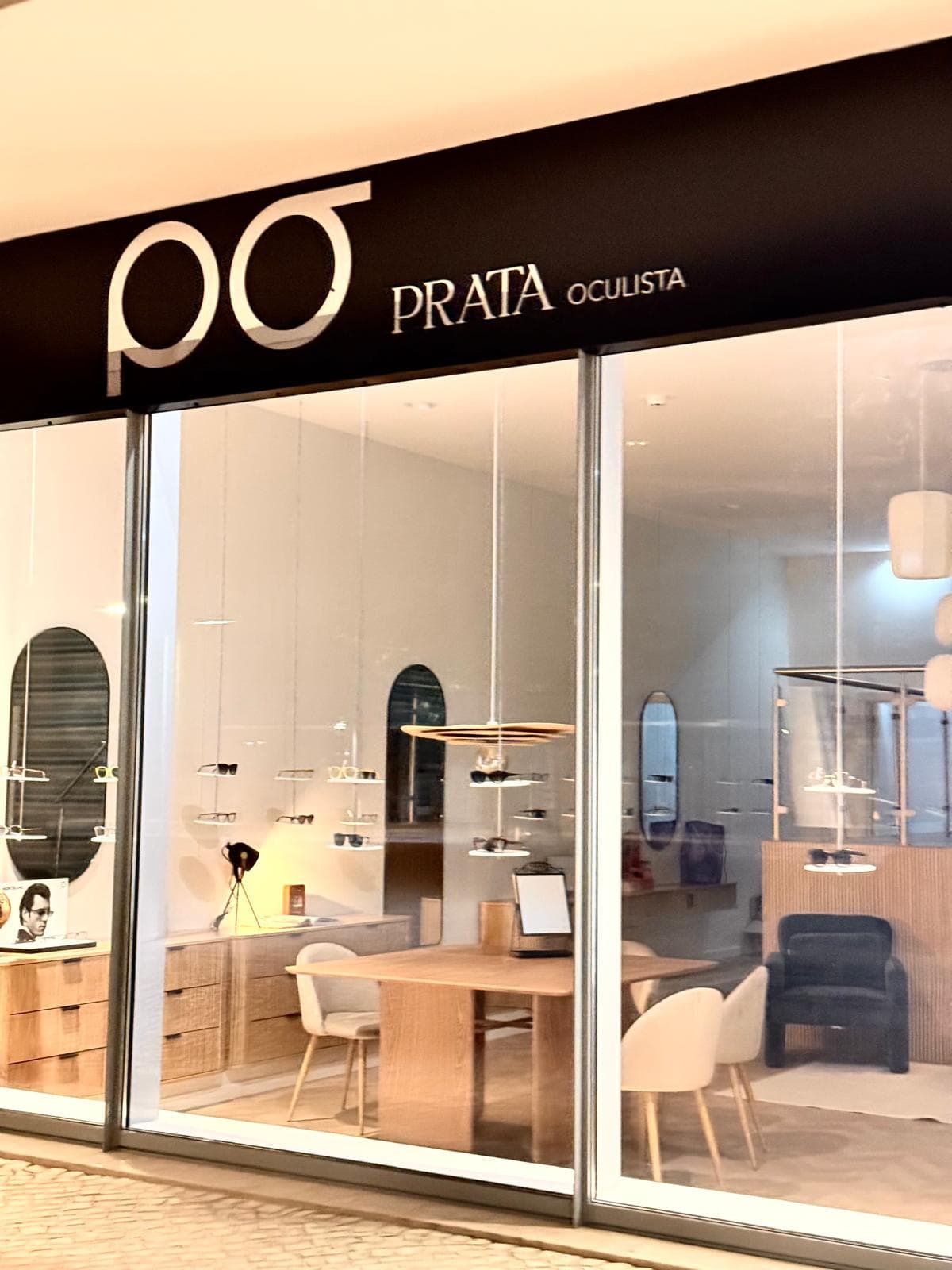 Montra da Prata Óculista ao final do dia
